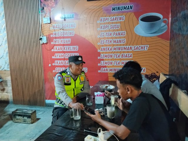 Personel Polsek Pante Ceureumen melaksanakan KRYD untuk mengantisipasi gangguan kamtibmas di Gampong Seumantok, Sabtu malam, 24 Oktober 2026. Dok. Polres Aceh Barat