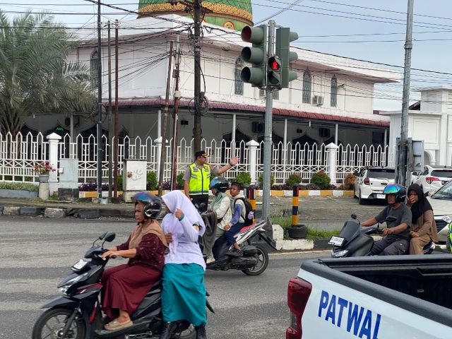 Kapolres Aceh Barat AKBP Agus Sulistianto, S.H., S.I.K., bersama personel melaksanakan Strong Point pagi di Simpang Rundeng, Aceh Barat. Senin (26/10/2026) Dok. Polres Aceh Barat.