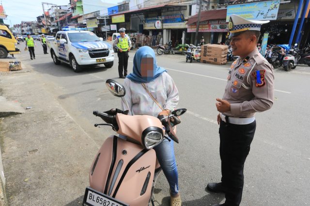 Personel Satlantas Polres Aceh Barat memberikan teguran kepada pengendara dalam hari pertama Operasi Patuh Seulawah 2026. Senin (26/10/2026) Dok. Polres Aceh Barat.
