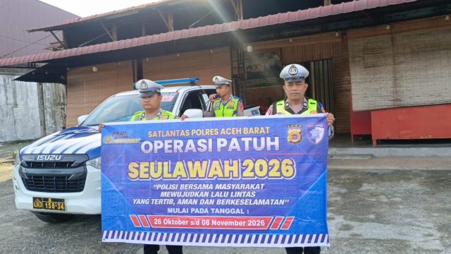 Personel Satlantas Polres Aceh Barat menyosialisasikan Operasi Patuh Seulawah 2026 kepada pengendara di Simpang Empat Rundeng. Rabu (28/10/2026) Dok. Polres Aceh Barat