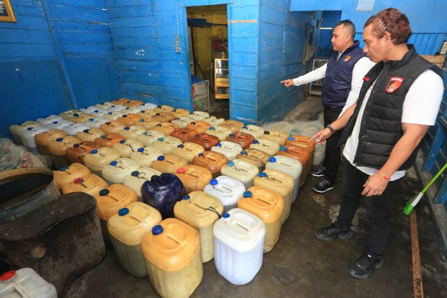 Personel Satreskrim Polres Aceh Barat mengamankan 55 jerigen berisi sekitar 1.650 liter solar dalam pengungkapan dugaan penyalahgunaan BBM bersubsidi di Meureubo. Senin (26/10/2026) Dok. Polres Aceh Barat.