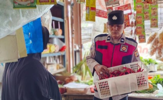 Personel Polsek Meureubo memantau harga dan ketersediaan minyak goreng curah, cabai merah, serta cabai rawit di pasar dan toko Desa Meureubo. Kamis (29/10/2026) Dok. Polres Aceh Barat