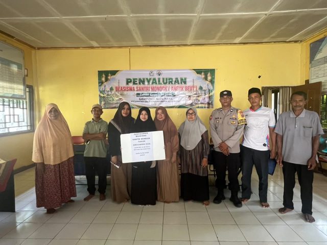 Bhabinkamtibmas Polsek Samatiga Aiptu Taufik Maidanil mengawal penyaluran beasiswa Aneuk Beut kepada para santri di Gampong Alue Raya, Kecamatan Samatiga. Jumat (30/10/2026) Dok. Polres Aceh Barat