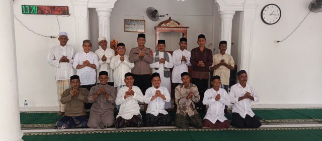 Kapolsek Woyla Mhd. Jahrisyah Siregar menghadiri peresmian Masjid Al-Ijabah sekaligus Salat Jumat perdana di Gampong Pulo Iee, Kecamatan Woyla. Jumat (30/10/2026) Dok. Polres Aceh Barat