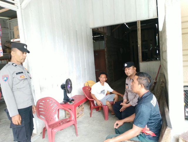 Personel Polsek Woyla melaksanakan patroli dialogis dan sambang warga di warung kopi serta permukiman Gampong Pasi Aceh, imbau masyarakat waspada kriminalitas dan jaga kamtibmas, Sabtu (31/10/2026). Dok. Polres Aceh Barat