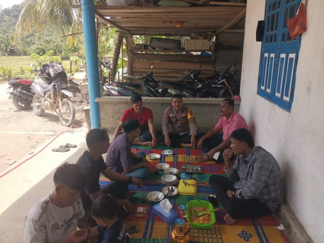 Personel Polsek Pante Ceureumen sambangi warga Gampong Jambak, imbau waspada cuaca ekstrem dan antisipasi pencurian, Sabtu (31/10/2026). Dok. Polres Aceh Barat